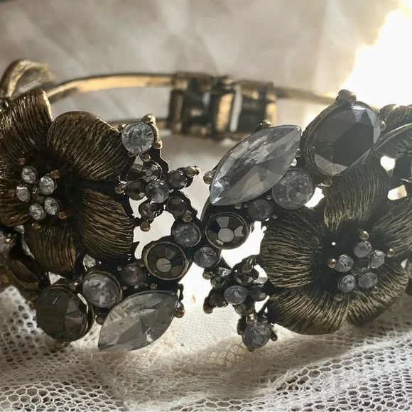 Elegant Antiqued Gold & Rhinestone Floral Clasp Bracelet Women’s Jewelry - Picture 7 of 11